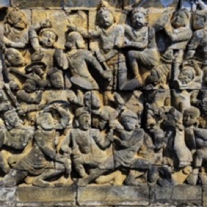 Depuis Yogyakarta, au centre de l'île de Java, on trouve à proximité le temple bouddhique de Borobudur, à l'ouest, et le temple hindouiste de Prambanan, à l'est..#Indonesia #temple #borobudur